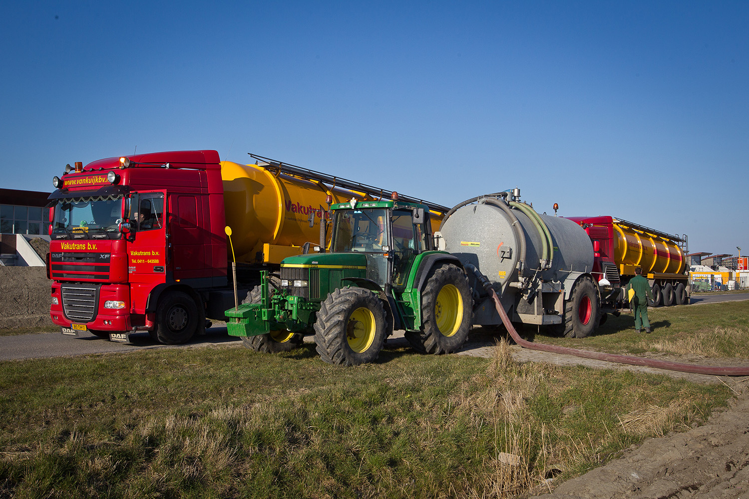 Dierlijke mest uitrijden voor de teelt van aardappelen.