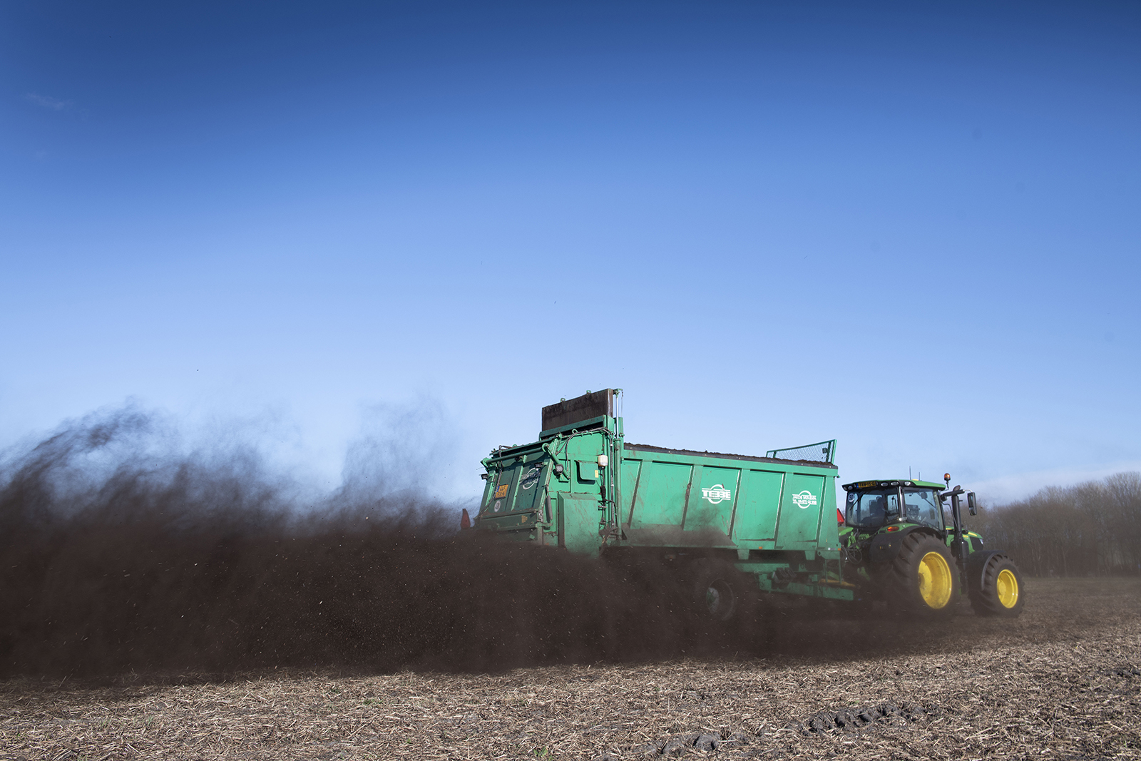 Uitrijden van compost. - Foto: Mark Pasveer